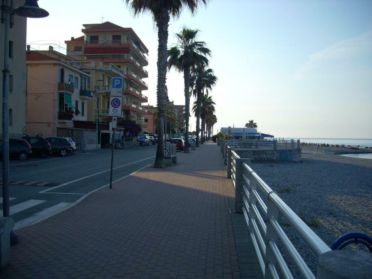 Appartamento Al Mare Di 벤티밀리아 외부 사진